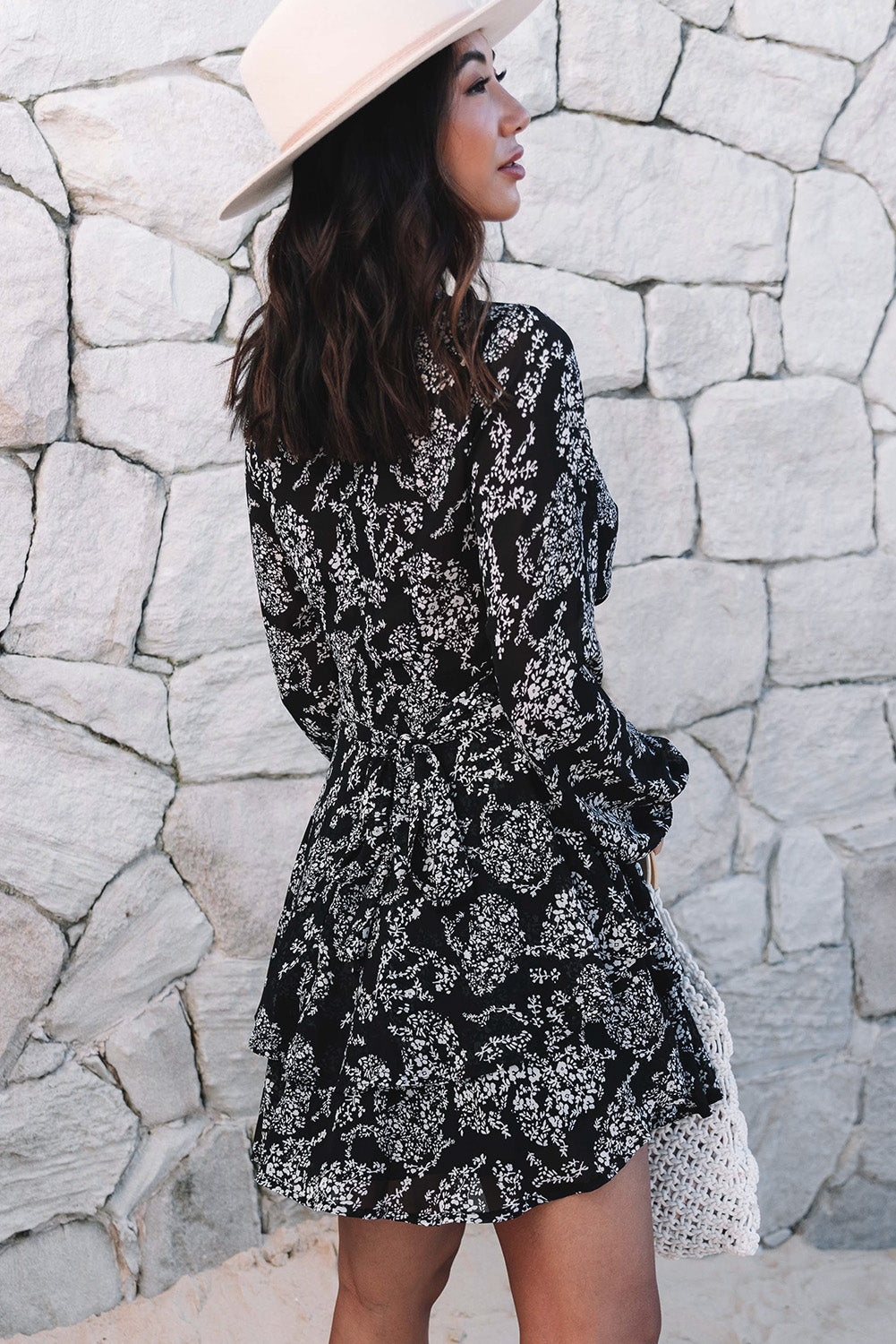 Mini-robe noire à imprimé léopard, col en V, manches bouffantes 