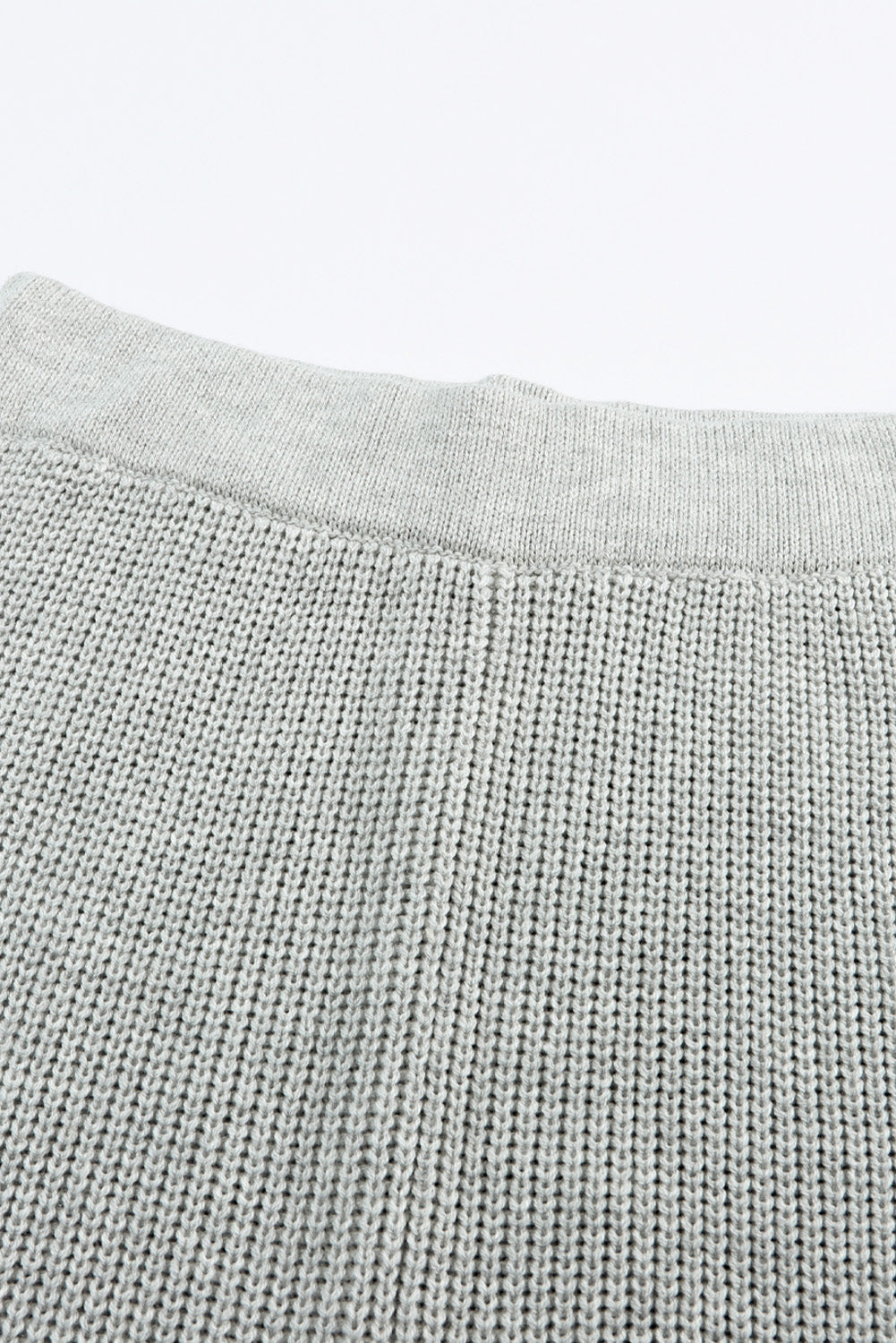 Ensemble pull gris tricoté à col en V et pantalon décontracté 