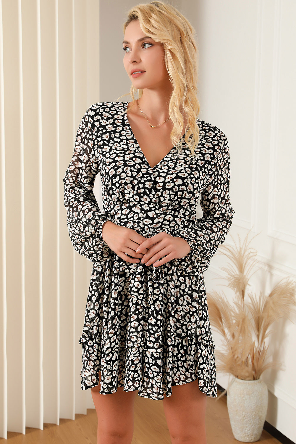 Mini-robe noire à imprimé léopard, col en V, manches bouffantes 